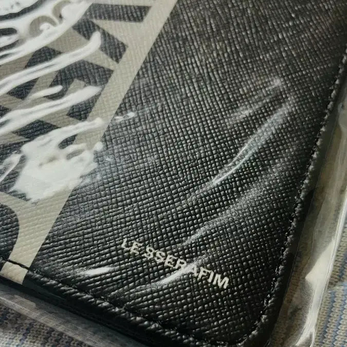 [BUNJANG] LE SSERAFIM Passport Holder / 르세라핌 여권지갑 여권케이스 미개봉 미사용