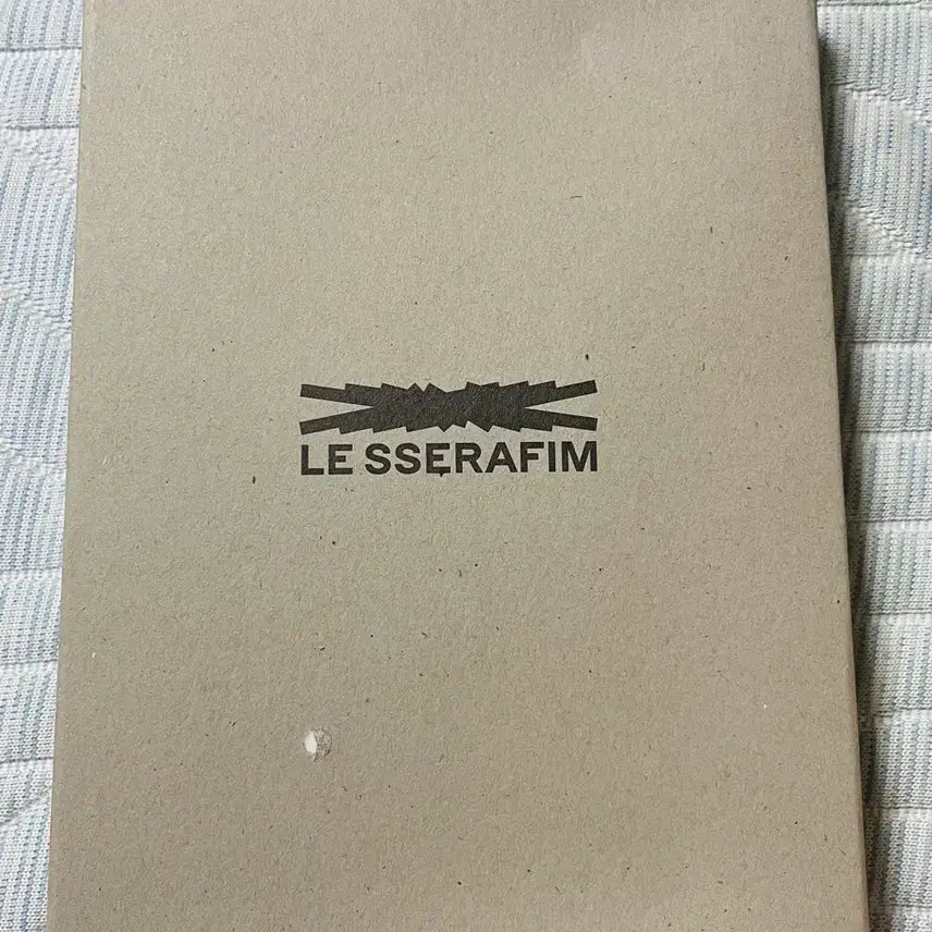 [BUNJANG] LE SSERAFIM Passport Holder / 르세라핌 여권지갑 여권케이스 미사용