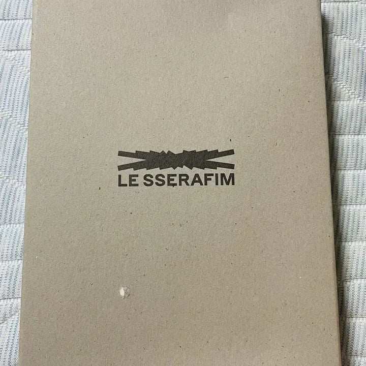 [BUNJANG] LE SSERAFIM Passport Holder / 르세라핌 여권지갑 여권케이스 미개봉 미사용