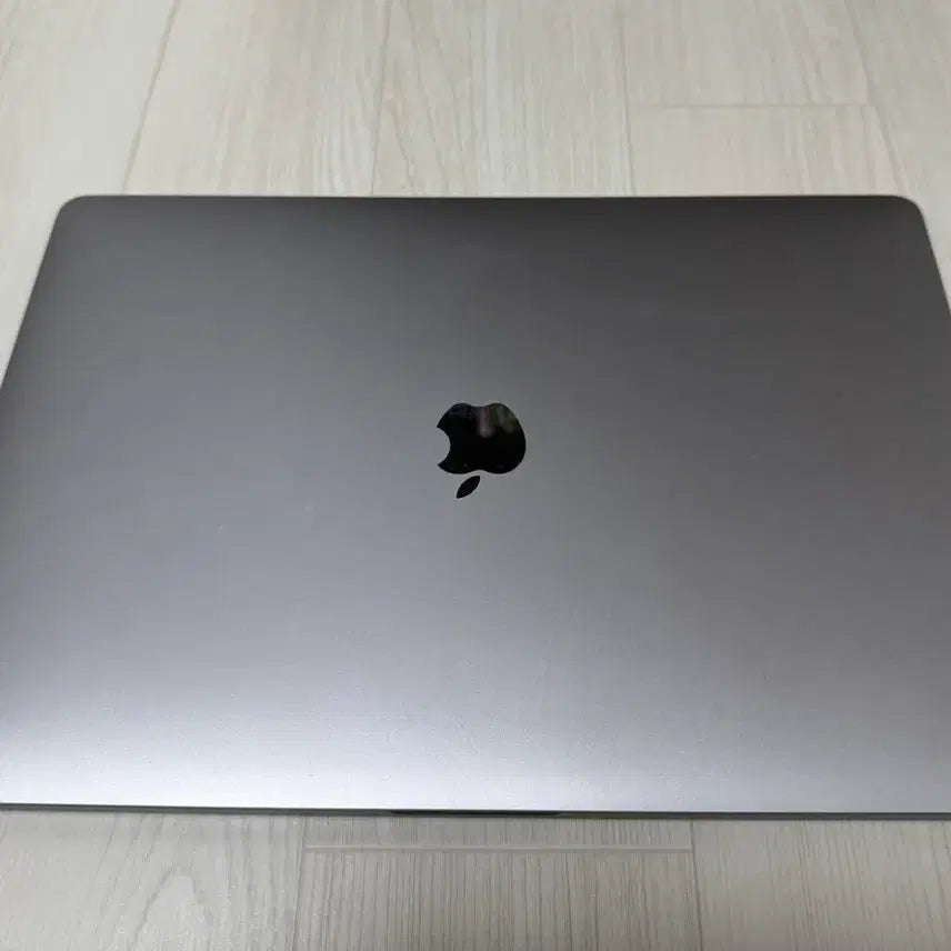 [BUNJANG] Apple MacBook Pro 15-inch (2017) Space Gray / 맥북 프로 15인치 (2017년형) 스페이스그레이