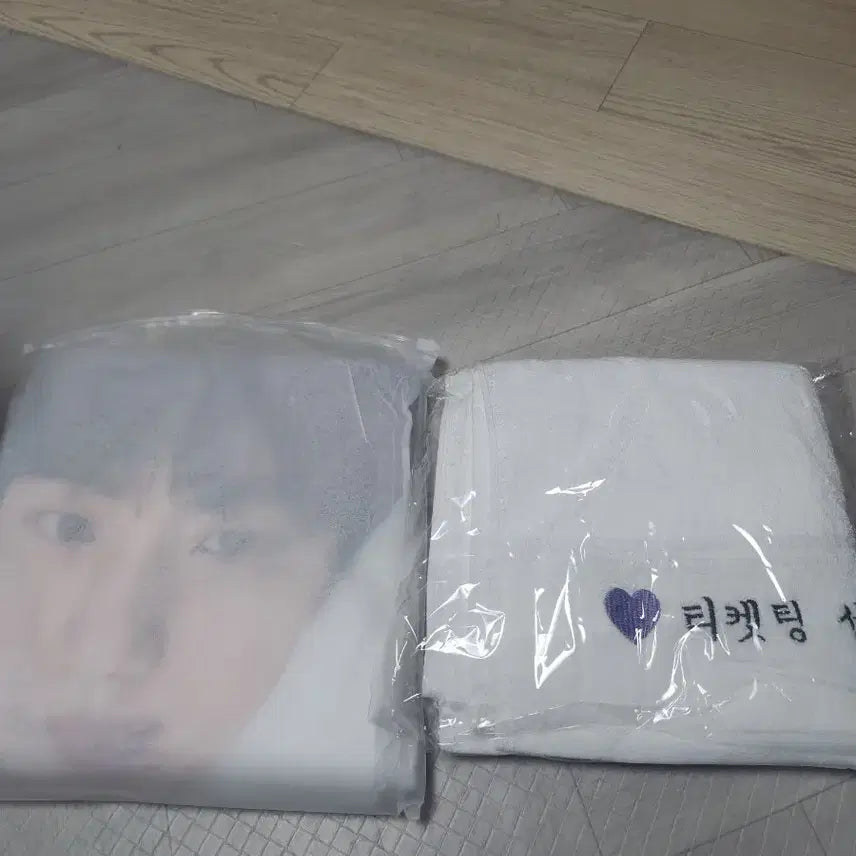 [BUNJANG] BTS Jin Rainy Day Towel / 런석진 우비 타올