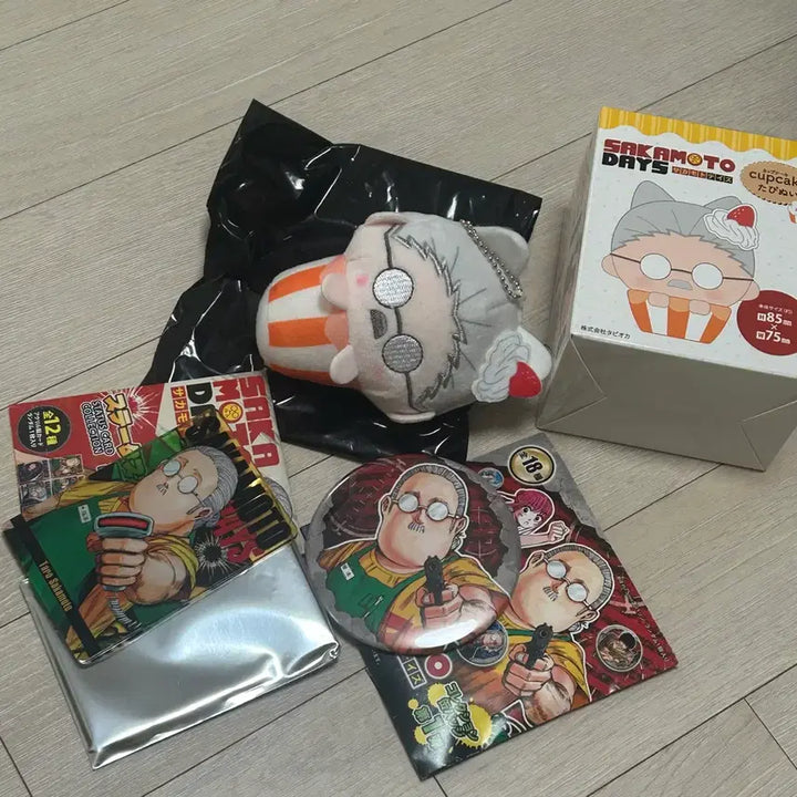 [BUNJANG] Sakamoto Days Sakamoto Taro "Cupcake Nui" Plush, Standee, and Can Badge Set / 사카모토데이즈 사카모토 타로 컵케이크누이/스테이터스/캔뱃지