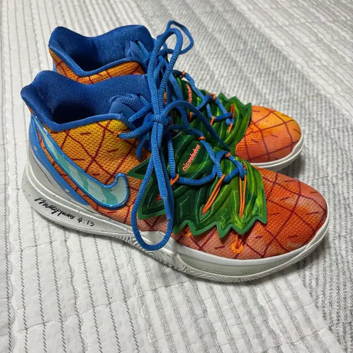 [BUNJANG] Nike Kyrie 5 SpongeBob Basketball Shoes (260mm) with Display Case / 나이키 농구화 카이리5 스폰지밥 260 + 신발 장식장