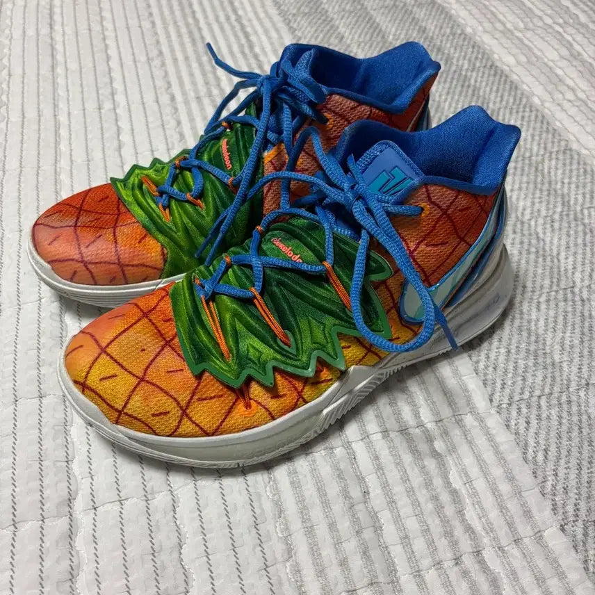[BUNJANG] Nike Kyrie 5 SpongeBob Basketball Shoes (260mm) with Display Case / 나이키 농구화 카이리5 스폰지밥 260 + 신발 장식장