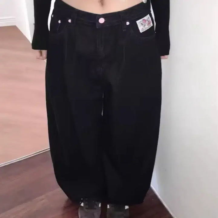 [BUNJANG] High-Quality Pink Lettering Balloon Fit Dark Wash Denim Wide Pants / (당일발송)고퀄 존예핏 핑크 레터링 벌룬핏 진청 데님
