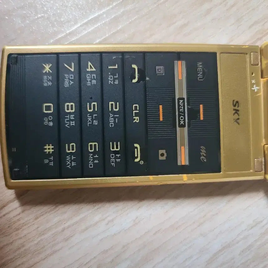 [BUNJANG] Pantech Sky Folder Phone Gold / 팬택 스카이 폴더폰