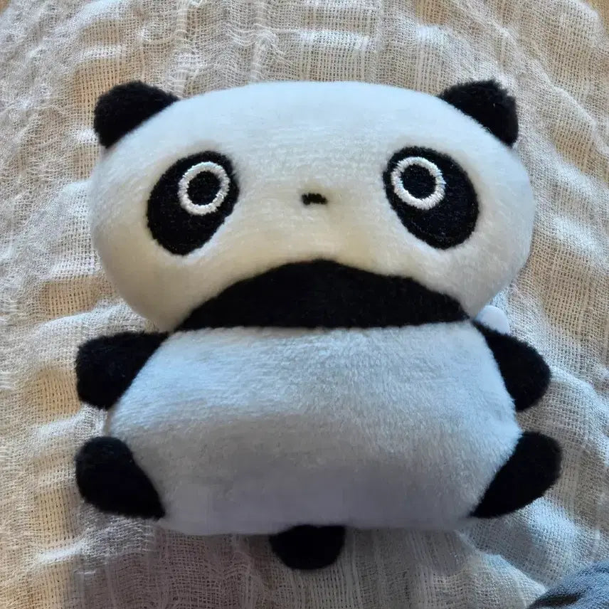 [BUNJANG] San-X Tarepanda Plushie (Doll) Badge / 산엑스 유니버스 타래판다 누이구루미(인형) 뱃지
