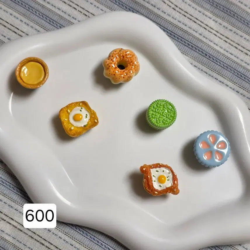 [BUNJANG] Assorted Miniature Charms (Hello Kitty, Rabuboo, Stitch, Hangyodon, Miffy, Crayon Shin-chan) / 지비츠 / 미니어처 (헬로키티, 라부부, 스티치, 한교동, 미피, 짱구