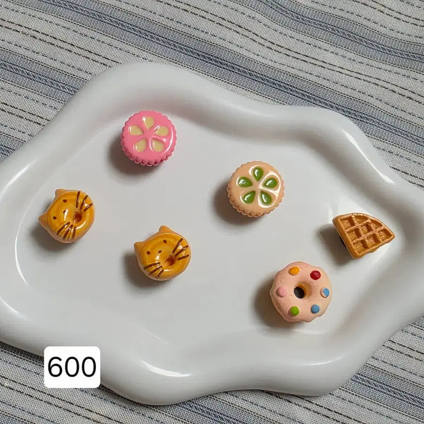 [BUNJANG] Assorted Miniature Charms (Hello Kitty, Rabuboo, Stitch, Hangyodon, Miffy, Crayon Shin-chan) / 지비츠 / 미니어처 (헬로키티, 라부부, 스티치, 한교동, 미피, 짱구