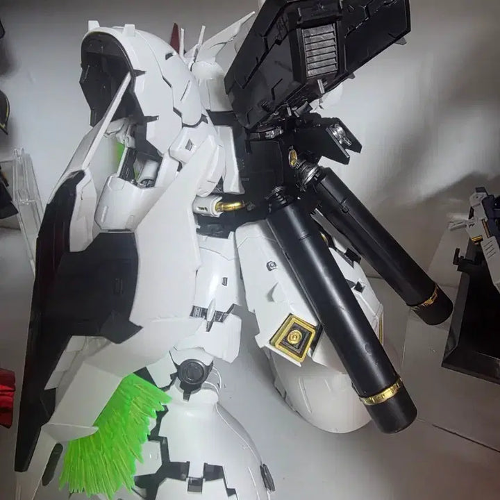 [BUNJANG] China Made RG White Sazabi &amp; Orange Sazabi Assembled Model Kit / (두개합)중국제 RG 백사자비 &amp; 주황 사자비 가조립 팝니다.