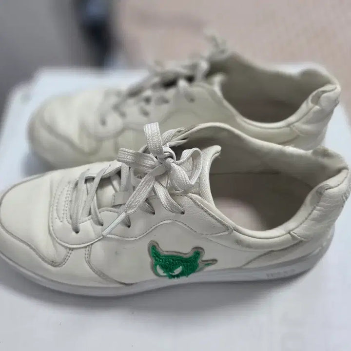 [BUNJANG] WAAC Casual Golf Shoes - White with Green Character Embroidery / waac
