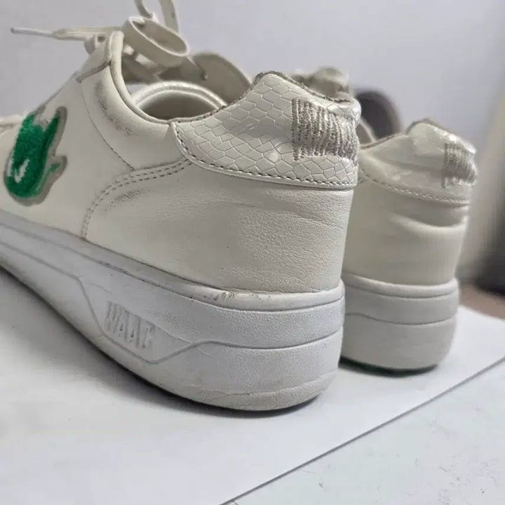 [BUNJANG] WAAC Casual Golf Shoes - White with Green Character Embroidery / waac