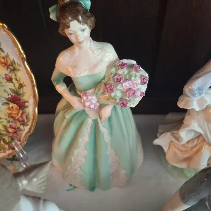 [BUNJANG] Royal Doulton Figurine - Woman with Flowers / 로얄덜튼 피겨린