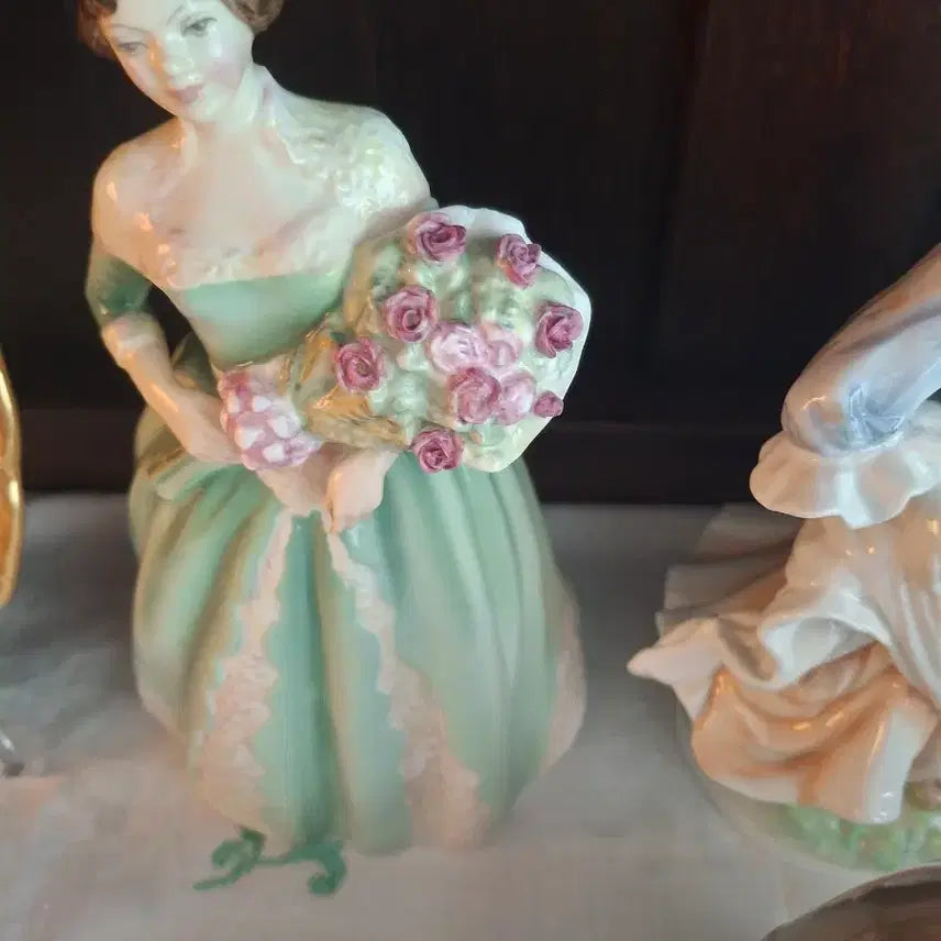 [BUNJANG] Royal Doulton Figurine - Woman with Flowers / 로얄덜튼 피겨린