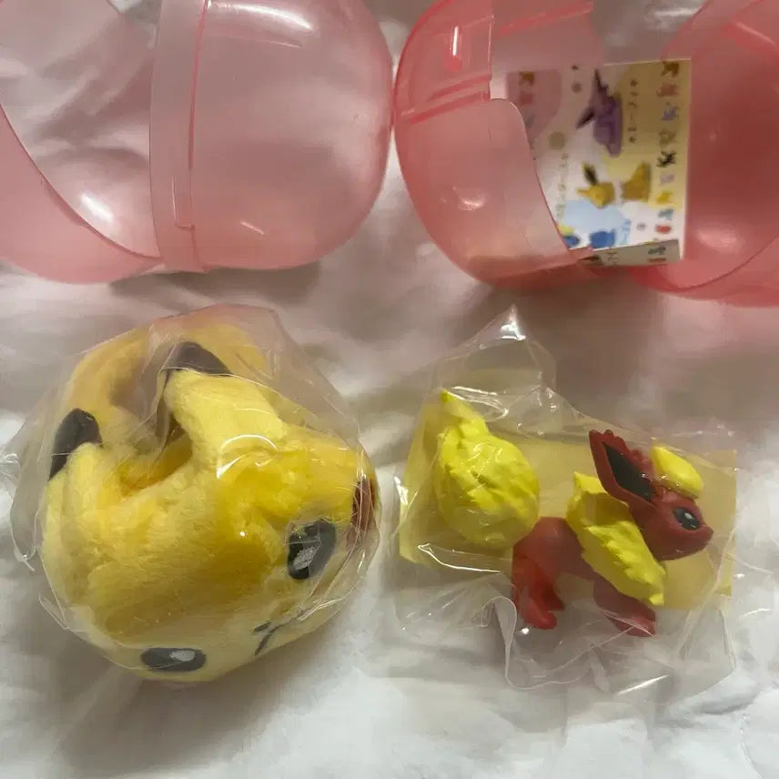 [BUNJANG] Pokemon Pikachu Bracelet Gacha &amp; Eevee Figure Collection Booster Set / 포켓몬 가챠 2개(피카츄 팔찌+이브이 피규어 컬렉션 부스터)