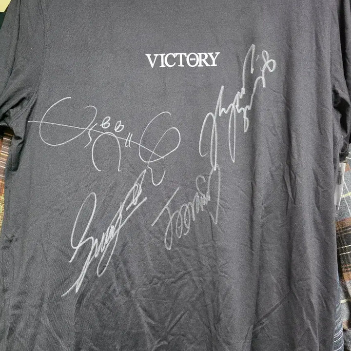 [BUNJANG] Victory Nth Viewing Signed T-Shirt (Hyeri, Park Se Wan, Jo A Ram, Lee Chan Hyung, Lee Jung Ha) / [마지막]영화 빅토리 N차관람 싸인 티셔츠 (혜리,박세완,조아람,이찬형)