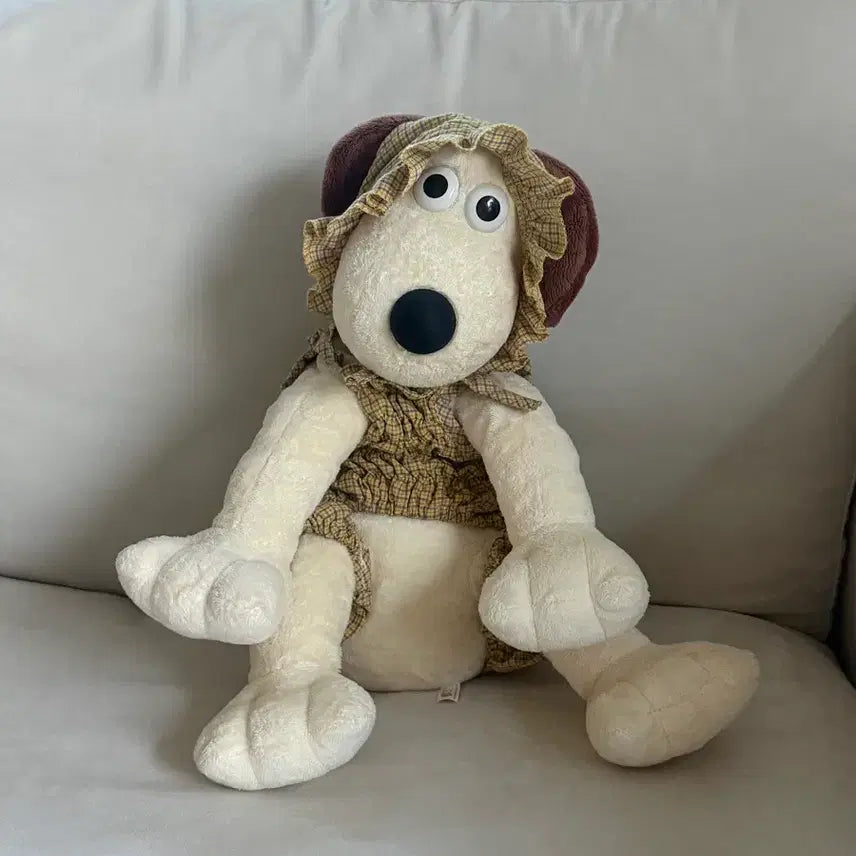 [BUNJANG] Wallace &amp; Gromit Gromit Sofa Armrest Plush / [월레스와 그로밋] 그로밋 소파 팔걸이 인형