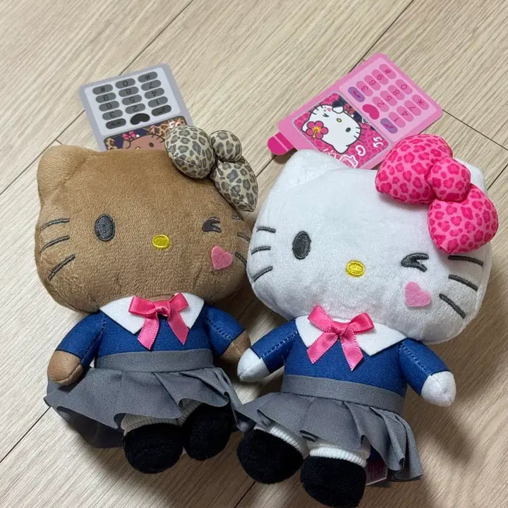 [BUNJANG] Japanese Official Uniform Kitty Set (2PCS) + Mamé &amp; Kuro Uniform Dolls (Service) / 오특! 산리오) 일본 정품 교복 키티 2개 세트 + 마멜 쿠로 교복 인형