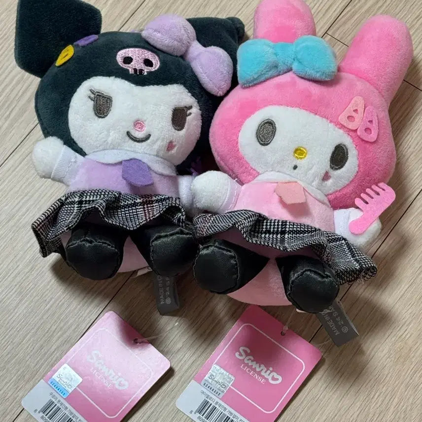 [BUNJANG] Japanese Official Uniform Kitty Set (2PCS) + Mamé &amp; Kuro Uniform Dolls (Service) / 오특! 산리오) 일본 정품 교복 키티 2개 세트 + 마멜 쿠로 교복 인형