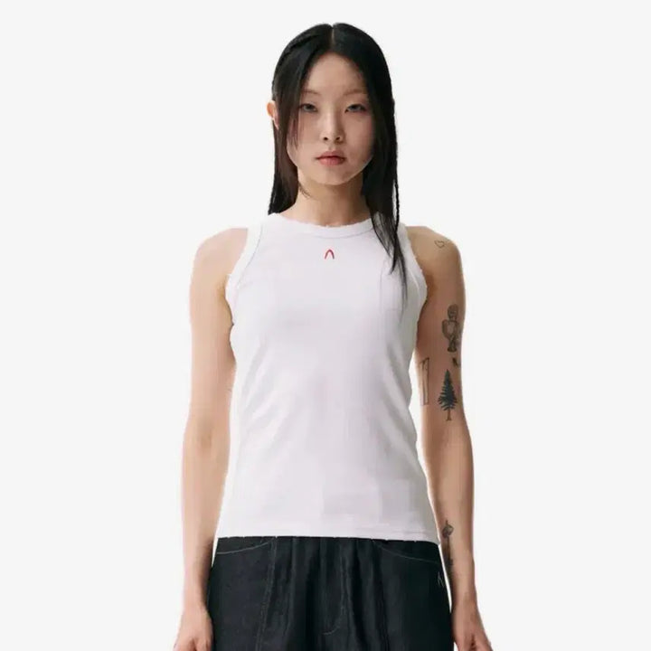 [BUNJANG] AKAM Distressed Logo Sleeveless Top (White) / 아캄 Distressed Logo Sleeveless (White)