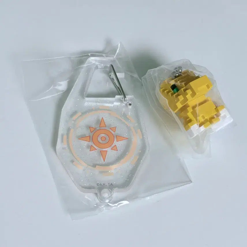 [BUNJANG] Digimon: Crest of Courage Carabiner &amp; Agumon Pixel Figure Keyring / 디지몬 우정의 문장 카라비너 &amp; 파피몬 도트 피규어 키링