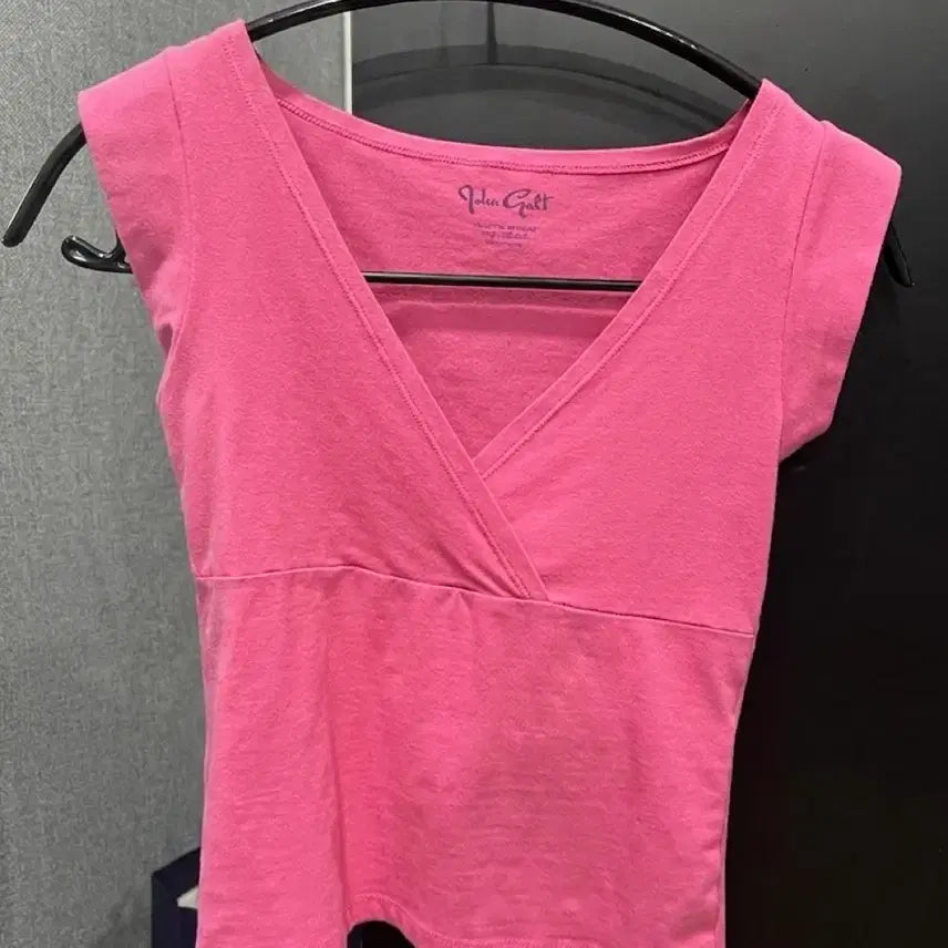 [BUNJANG] Brandy Melville Amara Top Hot Pink / 브랜디멜빌 핫핑크 아마라 탑