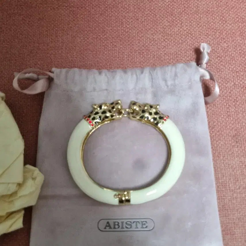 [BUNJANG] Abiste Tiger Pendant Bracelet White / 아비스떼 팬던트 팔찌 화이트