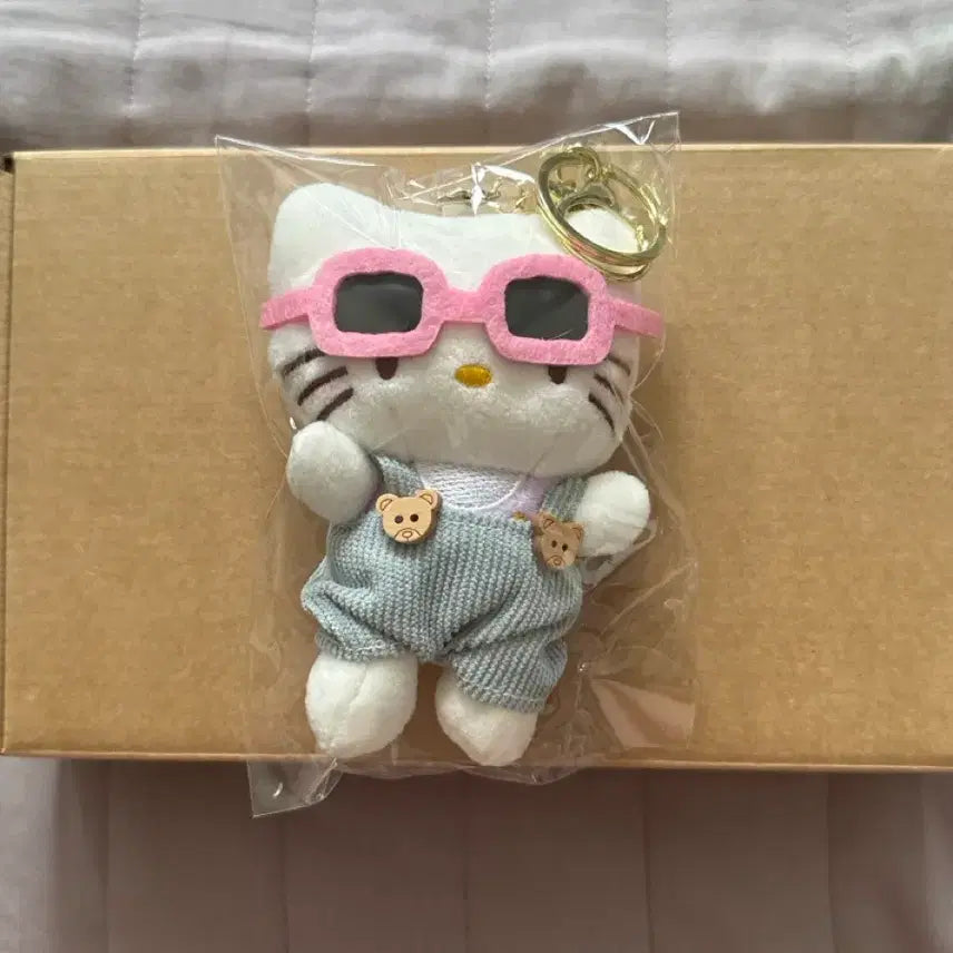 [BUNJANG] Baby Kitty Overalls Doll Charm / 멜빵 입은 아기키티 인형키링 새상품