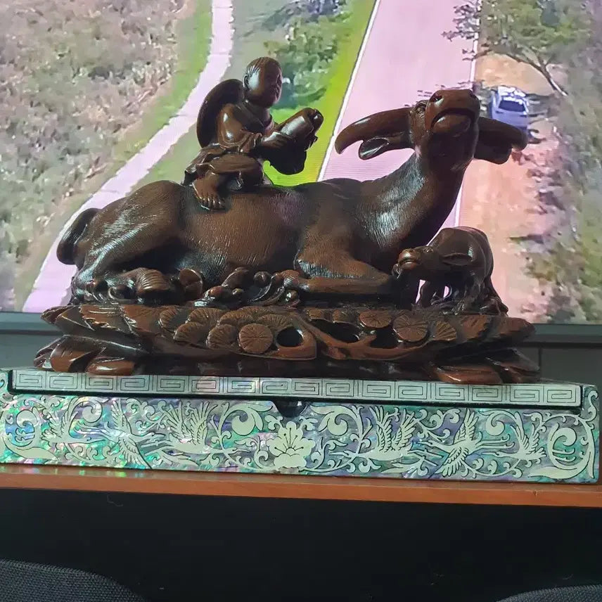 [BUNJANG] Child and Ox Sculpture with Lacquer Box / 소등에서 ( 옥과 같은 돌 무게감 )