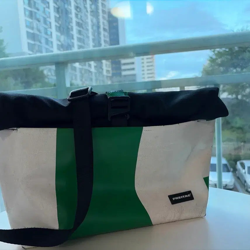 [BUNJANG] Freitag R501 Rolling Messenger Bag White/Green / 프라이탁 롤린 토트백 화이트/그린
