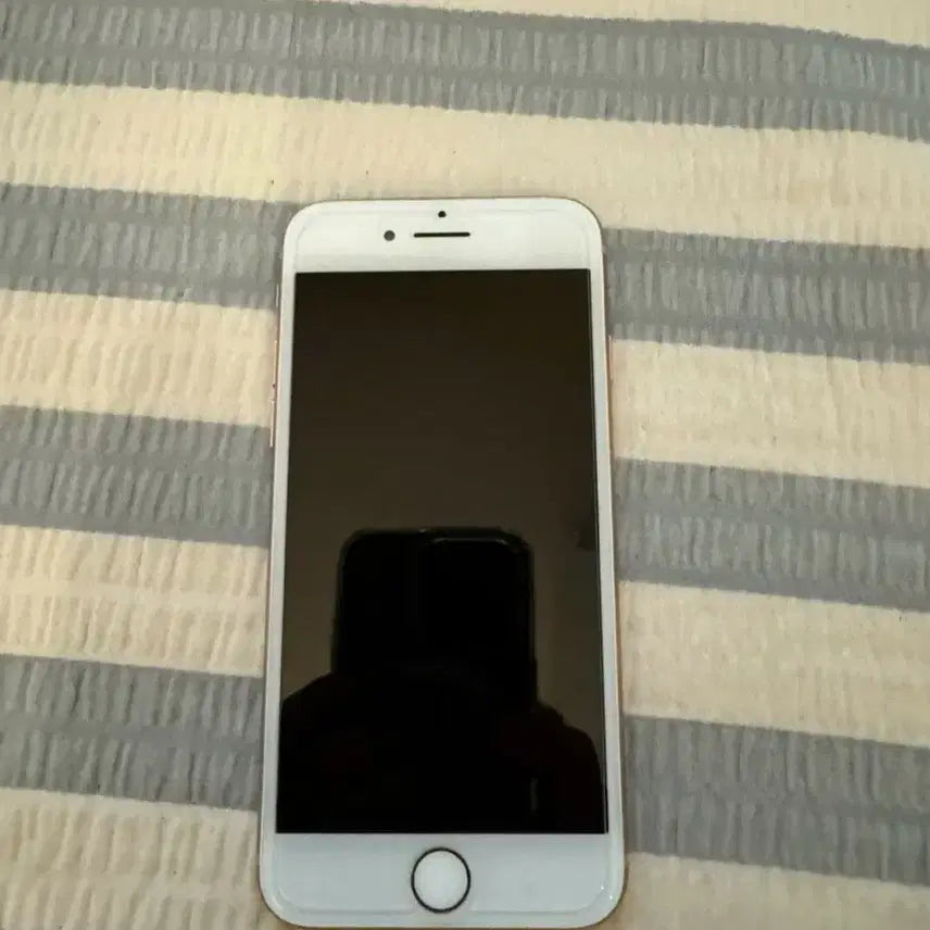 [BUNJANG] Apple iPhone 8 64GB Rose Gold (Cracked Back) / 아이폰 8 64기가 로즈골드 뒷면 깨짐
