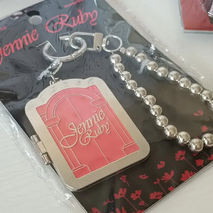 [BUNJANG] BLACKPINK Jennie x MINISO Ruby Mirror Keyring / 블랙핑크 제니 x 미니소 팝업 제니 루비 거울 키링