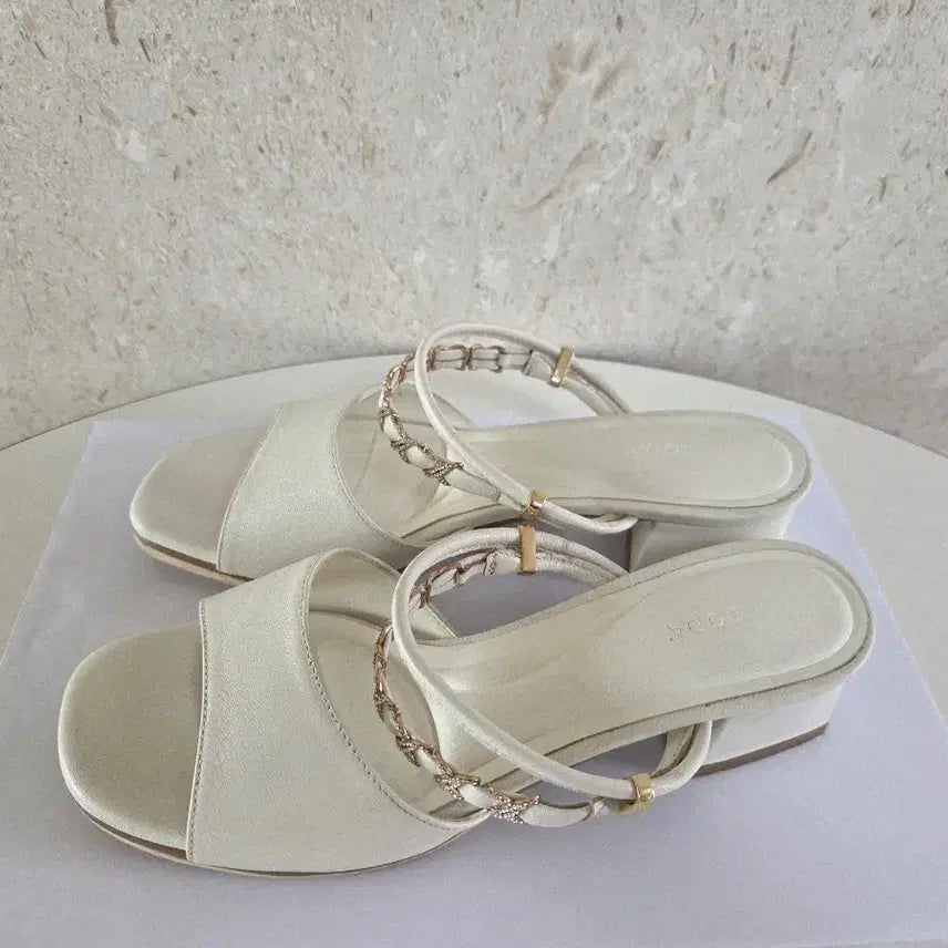 [BUNJANG] SODA White Leather Sandals / *최종가격* [소다] 화이트 샌들/아이보리 샌들/225