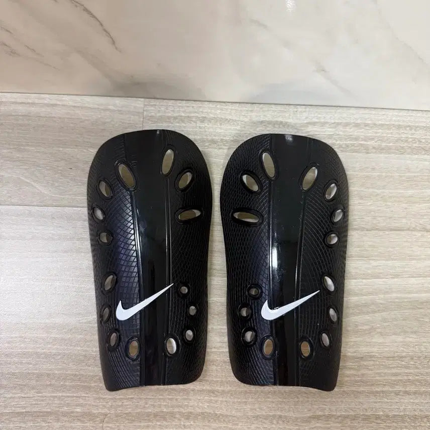 [BUNJANG] Nike Black Soccer Shin Guards / 나이키 축구 정강이 보호대 블랙