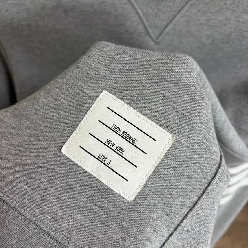 [BUNJANG] Thom Browne Striped Armband Sweatshirt Grey Size 3 / [3/정품] 톰브라운 사선완장 맨투맨 그레이