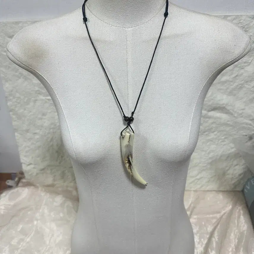 [BUNJANG] Vintage Acrylic Adjustable Necklace / 빈티지 아크릴 치아 조절 목걸이