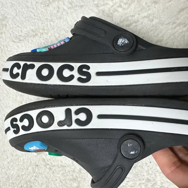 [BUNJANG] Crocs Black Sandals with Jibbitz (Size 200) / 크록스 검정색 샌들 (지비츠 포함) 200