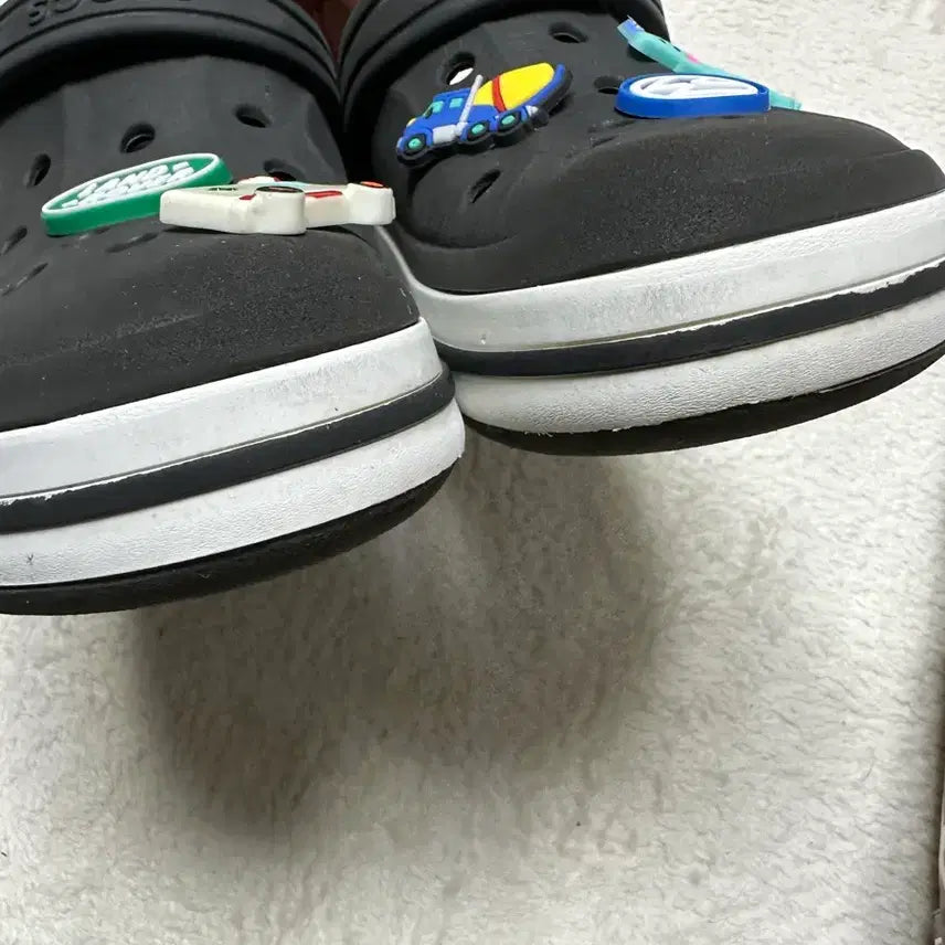[BUNJANG] Crocs Black Sandals with Jibbitz (Size 200) / 크록스 검정색 샌들 (지비츠 포함) 200