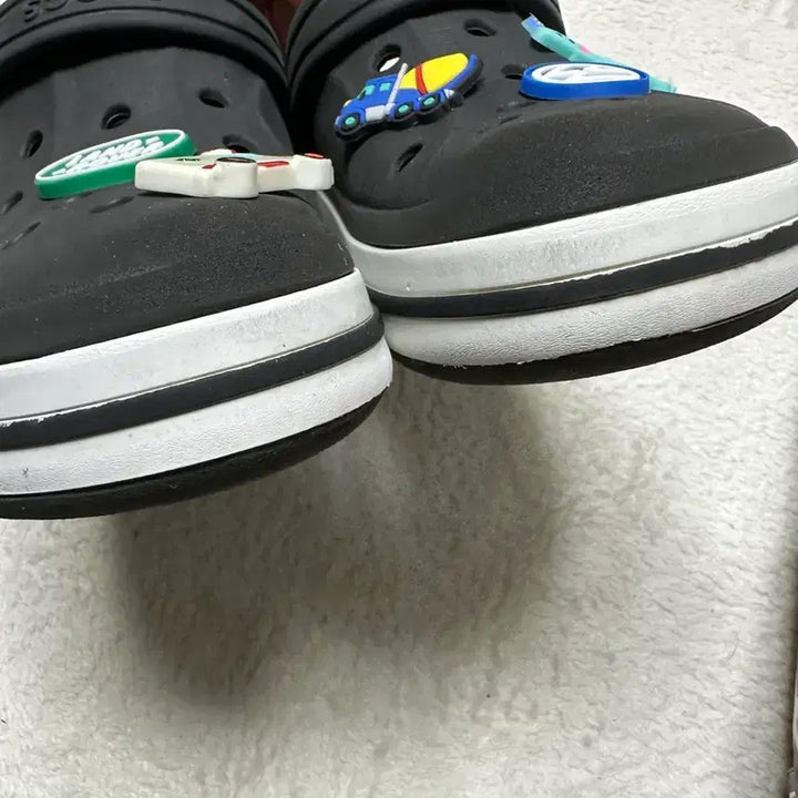 [BUNJANG] Crocs Black Sandals with Jibbitz (Size 200) / 크록스 검정색 샌들 (지비츠 포함) 200