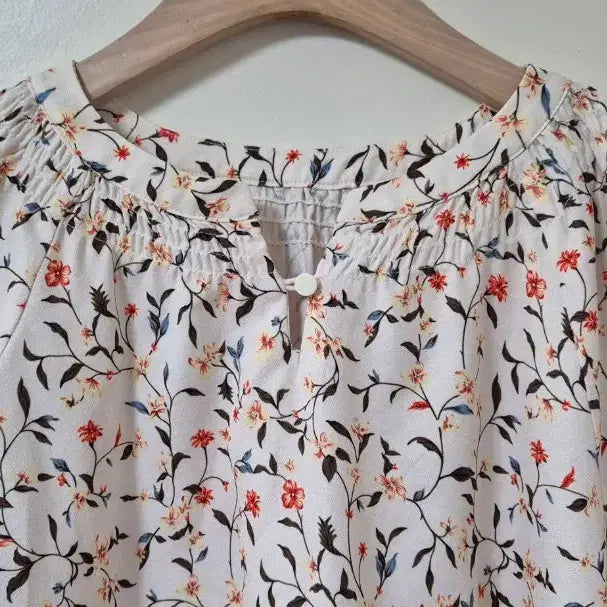 [BUNJANG] Flower Pattern Asymmetrical Hem Blouse / 플라워패턴 언발 옆트임 블라우스