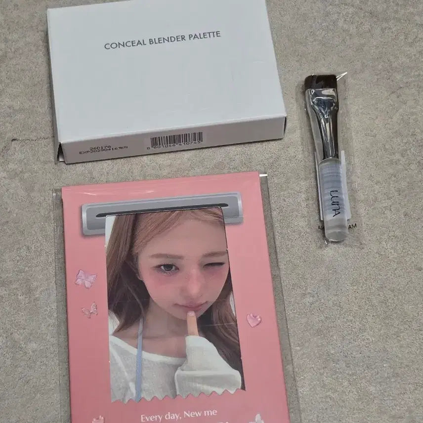 [BUNJANG] LUNA Conceal Blender Palette No. 1 Clear Cover + Lei Photocard + Mini Brush Set / 루나 컨실 블렌더 팔레트 1호 클리어커버 (+레이 포토카드,미니 브러쉬)