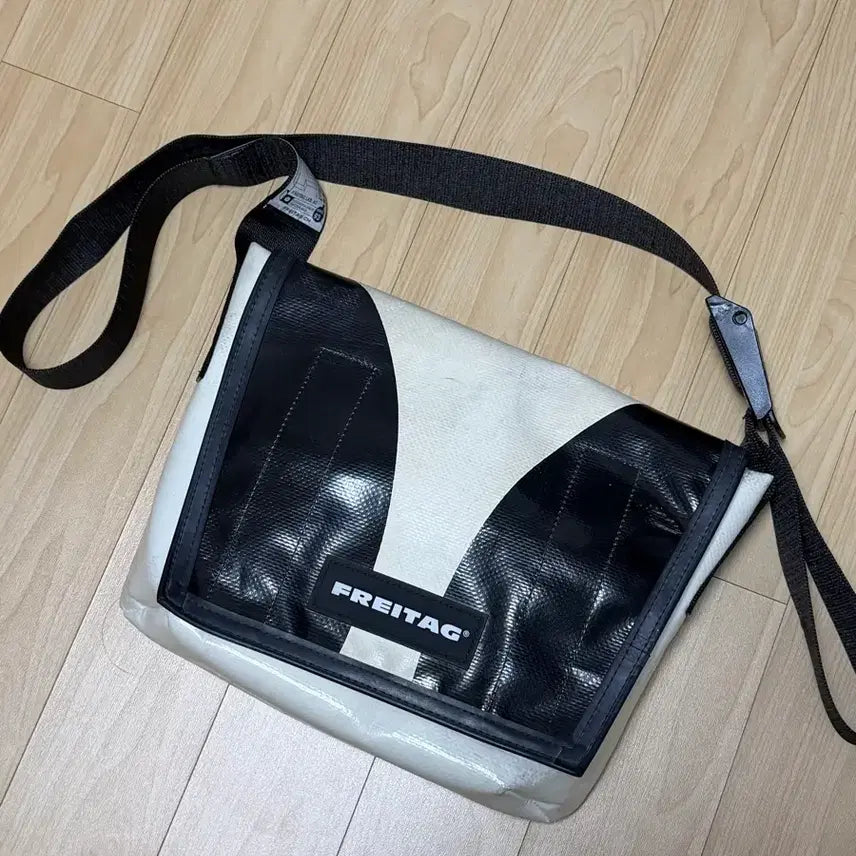 [BUNJANG] Freitag Dexter Bag Black/White / 프라이탁 덱스터 블랙화이트