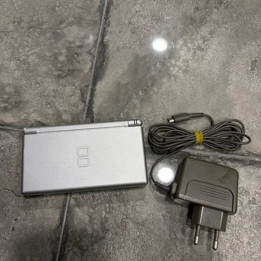 [BUNJANG] Nintendo DS Lite Silver + Genuine Charger / 닌텐도 DS 라이트 실버 + 정품 충전기