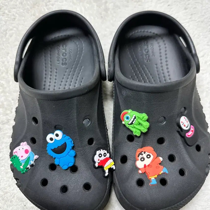 [BUNJANG] Crocs Black Sandals with Character Jibbitz / 크록스 샌들 블랙 캐릭터 지비츠 포함 200