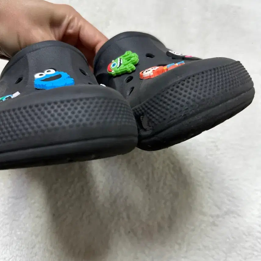 [BUNJANG] Crocs Black Sandals with Character Jibbitz / 크록스 샌들 블랙 캐릭터 지비츠 포함 200