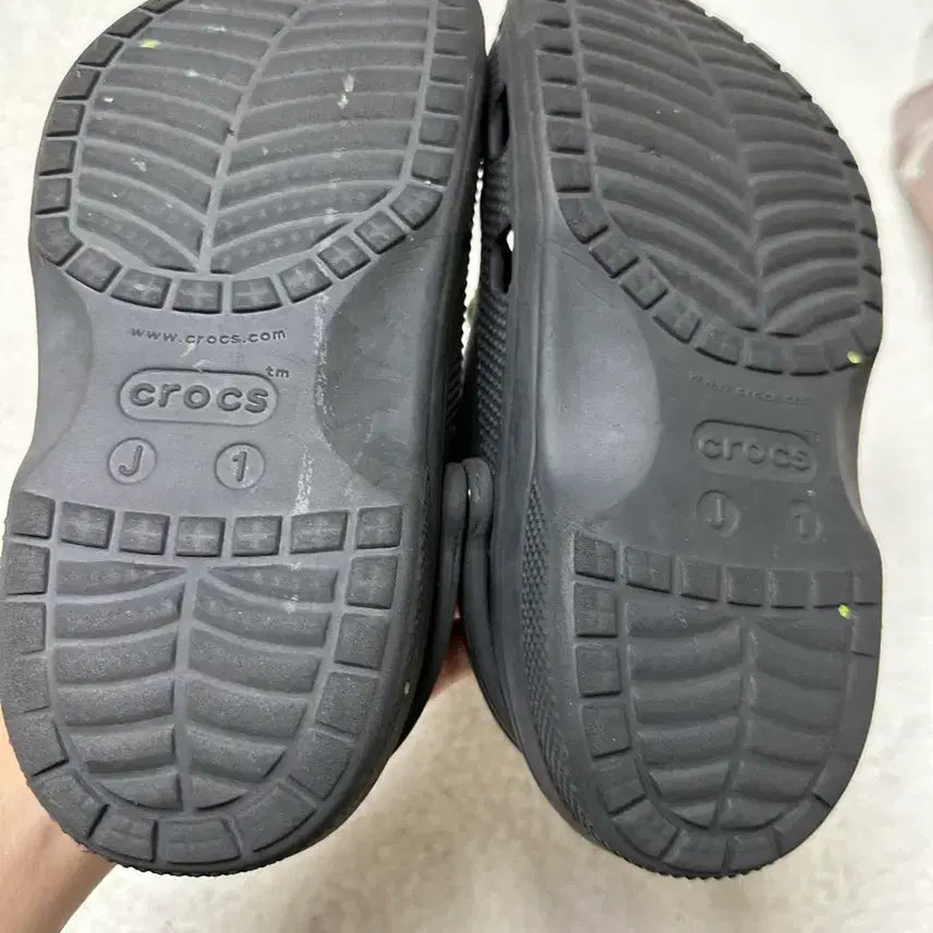[BUNJANG] Crocs Black Sandals with Character Jibbitz / 크록스 샌들 블랙 캐릭터 지비츠 포함 200
