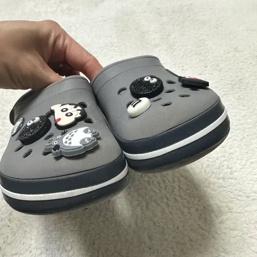 [BUNJANG] Crocs Grey Sandals with Jibbitz / 크록스 그레이 샌들 지비츠 포함 165