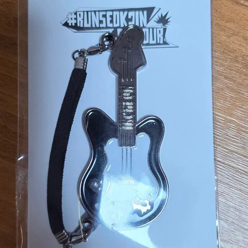 [BUNJANG] Jin Seokjin Final Concert Guitar Keychain / 런석진 파이널 기타참