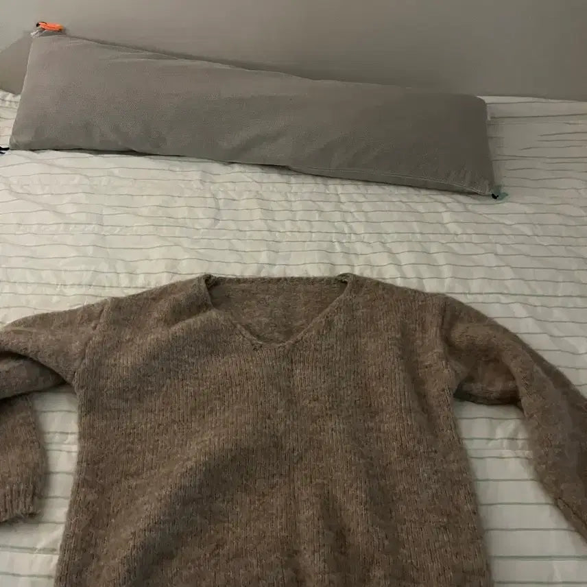 [BUNJANG] Off-Shoulder Knit Top with Camisole Set / 니트