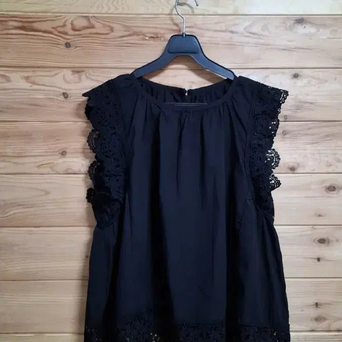 [BUNJANG] VAN AKE Lace Trimmed Sleeveless Blouse / VAN AKE 레이스 배색 나시 블라우스